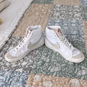 Nike Women’s Blazer '77 Vintage Mid Light Bone Sneaker Size 8